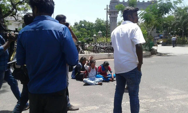 முதலமைச்சர் வருகையின்போது போராடிய 8 மாணவர்கள் கைது!