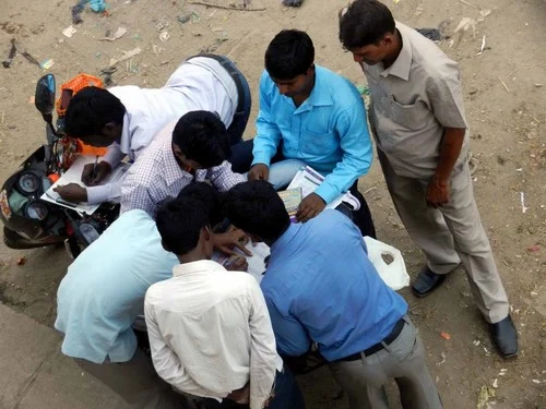மாணவர்களுக்கு பிட் கொடுக்கும் மாஃபியாக்கள்: இது உ.பி. ஸ்டைல்