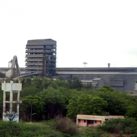ஸ்டெர்லைட் ஆலைக்கு எதிர்ப்பு – தூத்துக்குடியில் இரவிலும் தொடரும் மக்கள் போராட்டம்