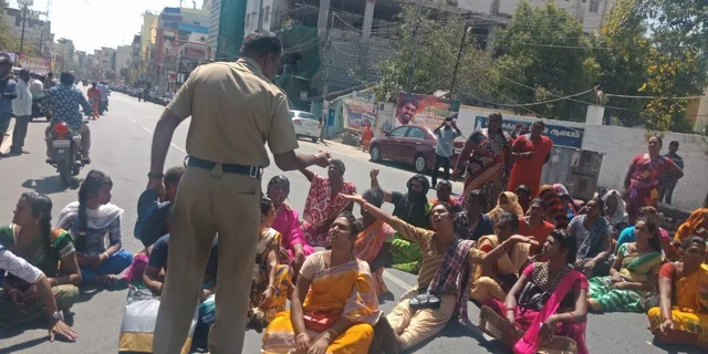 சரமாரியாகத் தாக்கிய காவலர்கள்! - நீதி கேட்டு காவல் நிலையத்தை முற்றுகையிட்ட திருநங்கைகள்
