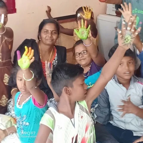 `இங்கு வீட்டுப்பாடம் கிடையாது!'- மாணவர்களுக்காக இலவச சம்மர் கேம்ப் நடத்தும் அரசுப் பள்ளி ஆசிரியை