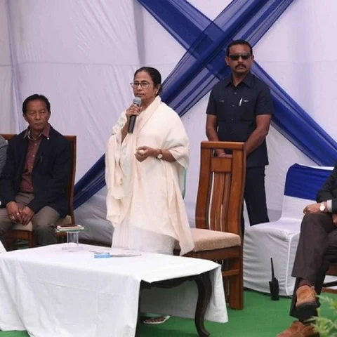 ஏன் ஒரே நேரத்தில் 2,500 வீரர்களை அனுப்ப வேண்டும்? - புல்வாமா தாக்குதலில் சந்தேகங்களை அடுக்கும் மம்தா
