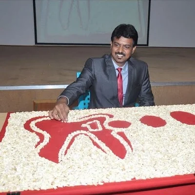 சிறு பல்லும் சாதனை புரிய உதவும்; பற்கள் சேகரிப்பில் லிம்கா சாதனை புரிந்த மருத்துவர்!