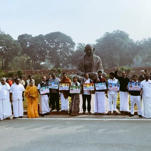 தொடர் அமளி... மக்களவையில் இருந்து அ.தி.மு.க எம்.பி-க்கள் 26 பேர் சஸ்பெண்ட்!