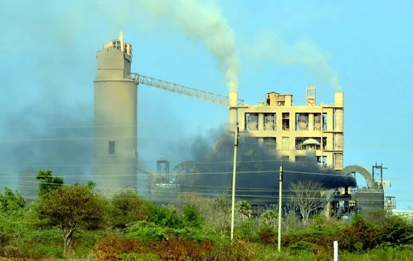 கரு கலைப்பு, நுரையீரல் பாதிப்பு, கேன்சர்...! - ஒரு மாவட்டத்தையே அச்சுறுத்தும் சிமெண்ட் ஆலை!