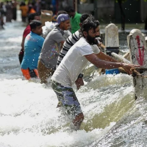 இலங்கையில் மிகமோசமான வெள்ளம்; இரண்டு கப்பலில் இந்தியா நிவாரணம்