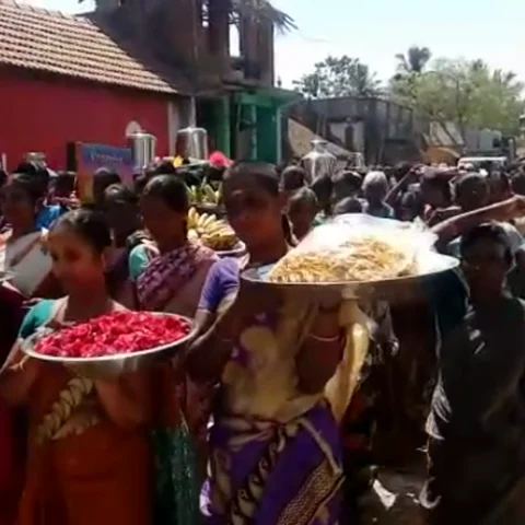 `படிப்பு பாதியில் நின்றுவிடக் கூடாது!’ - அரசுப் பள்ளிக்கு ரூ.3 லட்சம் சீர்வரிசை வழங்கிய கிராம மக்கள்