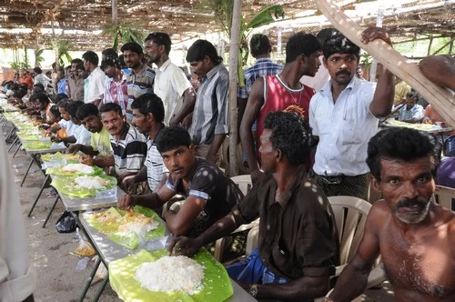 மீன் பிடித்தடை காலம் முடிவடைவதால்; தூத்துகுடியில் மீனவர்கள் ஒன்றுகூடி பொதுவிருந்து