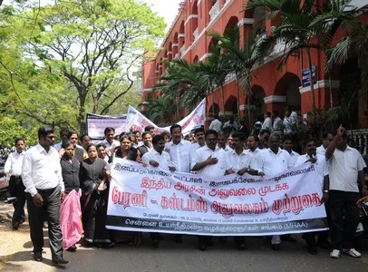 சுங்கத்துறை அலுவலகத்தை முற்றுகையிட்ட ஐகோர்ட் வழக்கறிஞர்கள் கைது (படங்கள்)