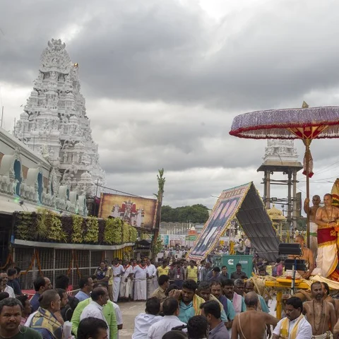 திருப்பதி ஏழுமலையான் கோயில் சேவையில் ஈடுபட விரும்புகிறீர்களா? - உடனே விண்ணப்பிங்க!