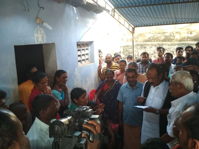 `கேரளாவுடன் இணைந்துவிடுகிறோம்..!' - கொதிக்கும் கன்னியாகுமரி மீனவர்கள்