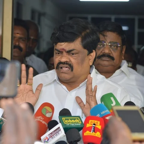 `ராமதாஸ் வீட்டில் சாப்பிட்டதில் என்ன தவறு?'- ஸ்டாலினுக்கு ராஜேந்திர பாலாஜி பதில்
