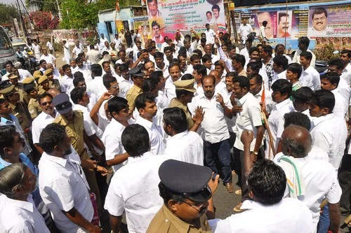 திருச்சியில் காங்கிரசார்- மாணவர்கள் மோதல், பதற்றம் (படங்கள்)