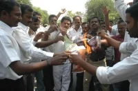 தேனியில் காங்கிரஸ் எம்.பி. ஆரூண் அலுவலகம் முற்றுகை (படங்கள்)