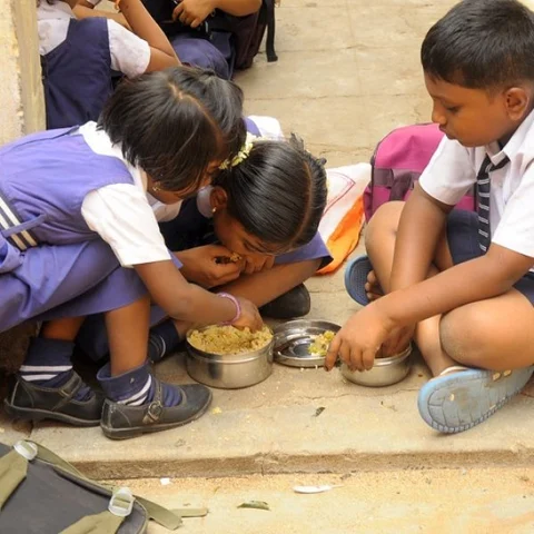 உங்கள் குழந்தை உணவை வீணாக்காமலிருக்க, இவற்றைப் பின்பற்றுங்கள்!