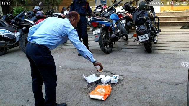`மகனுக்கு கிஃப்ட் கொடுக்க வாங்கினேன்; ஆனால்....' - கடைமுன் செல்போனை எரித்த தந்தை
