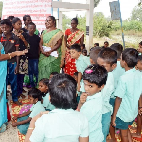 தலைமை ஆசிரியரை மாற்றாதீங்க... கல்வி அலுவலரிடம் கெஞ்சிய திருப்பத்தூர் மாணவர்கள்!