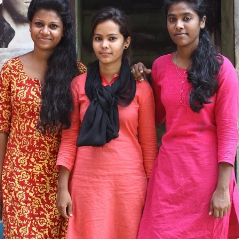 “தி.மு.க., ஓ.பி.எஸ்.லாம் கொடுக்குறதுக்குள்ள நிறுத்திப்புட்டாங்களே!'' ஆர்.கே.நகர் தாய்க்குலங்களின் குரல் #VikatanExclusive