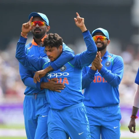 `இங்கிலாந்து பேட்ஸ்மேன்களைத் திணறடித்த குல்தீப்' - இந்திய அணிக்கு 269 ரன்கள் இலக்கு!