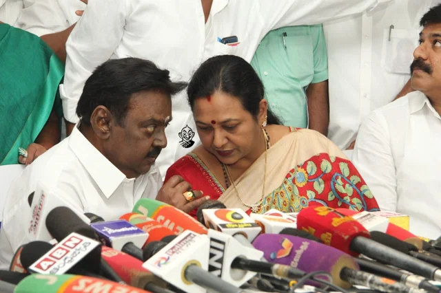 அ.தி.மு.க - தே.மு.தி.க இடையே தேர்தல் ஒப்பந்தம் கையெழுத்தானது!