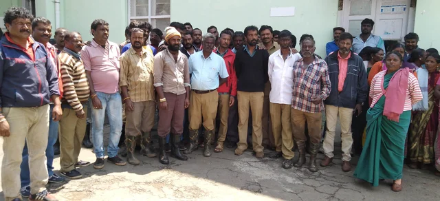 தலையில் குப்பையைக் கொட்டிய இளைஞர் - கொதித்தெழுந்த நீலகிரி மாவட்ட தூய்மைப் பணியாளர்கள்!