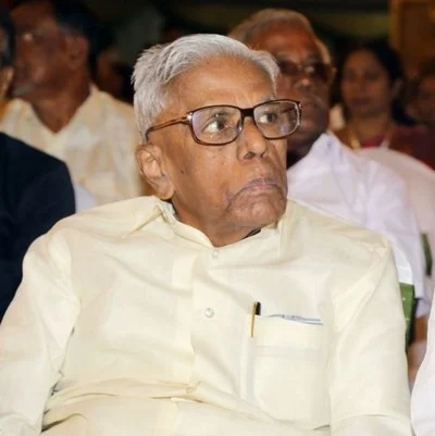 தடுமாறி விழுந்தார் ஆர்.எம்.வீரப்பன்; மருத்துவமனையில் அனுமதி!
