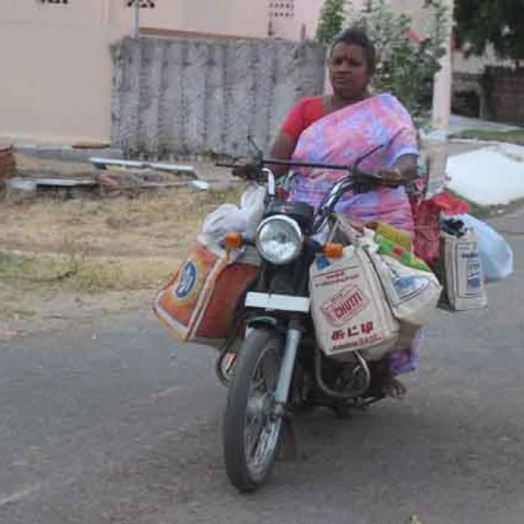 காலை டீக்கடை, மதியம் துணி பிசினஸ்... வறுமையை வென்ற பத்மாவதி அம்மா!