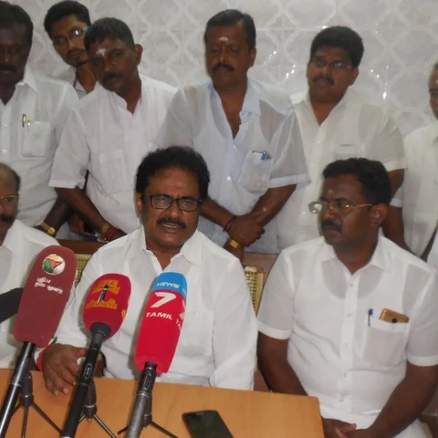 `பல்வேறு சர்ச்சைகளில் சிக்கியுள்ள ஆளுநரை மாற்றுவதே நல்லது!’ - திருநாவுக்கரசர்