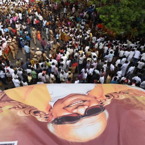 LIVE: கருணாநிதி மறைந்தார் - கண்ணீரில் தமிழகம்! #Karunanidhi