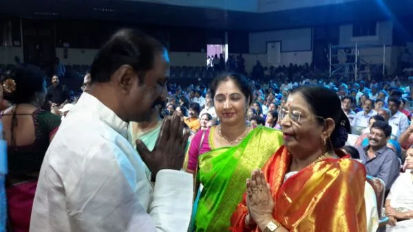 வைரமுத்துவை வரவேற்ற சுசீலா