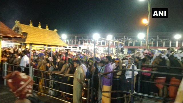சபரிமலையில் பெண் பத்திரிகையாளர்; பக்தர்கள் எதிர்ப்பு - காவல்துறை தாக்கியதால் பதற்றம்