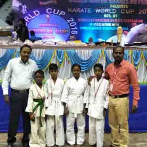 சர்வதேச கராத்தே போட்டியில் அசத்திய அரசுப் பள்ளி மாணவர்கள்! - கொல்கத்தாவில் உபசரித்து நெகிழ்ந்த தமிழர்