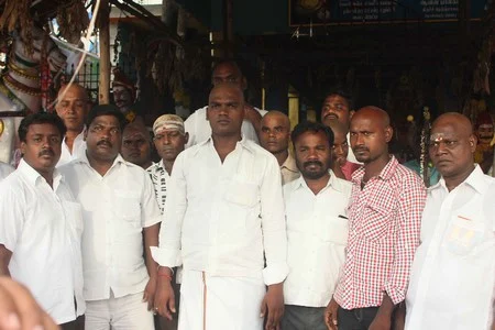 மோடி பிரதமராக வேண்டி தே.மு.தி.க. தொண்டர்கள் மொட்டை!
