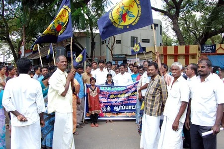 சாதியைச் சொல்லி இழிவு: தனியார் பள்ளியை எதிர்த்து மாணவி போராட்டம்!