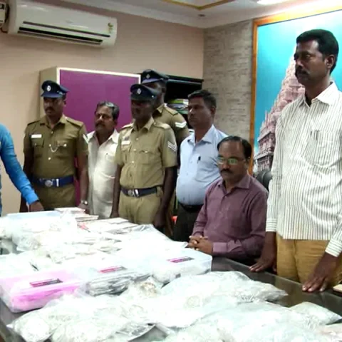 `எங்ககிட்ட மட்டும் வீரத்தைக் காட்டுங்க!' - பறக்கும்படை அதிகாரிகளிடம் சீறிய வியாபாரிகள்