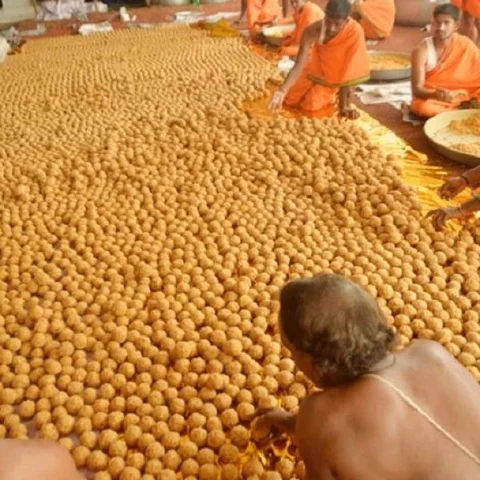 திருப்பதி பெருமாளின் சிறப்பு பிரசாதம் `லட்டு’ உருவான கதை! #Tirupati
