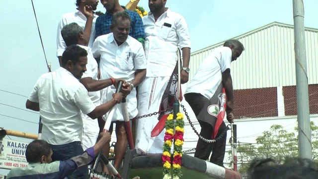 யார் கொடி பறப்பது ?- எம்.ஜி.ஆர் பிறந்தநாளில் அ.தி.மு.க - அ.ம.மு.க களேபரம்