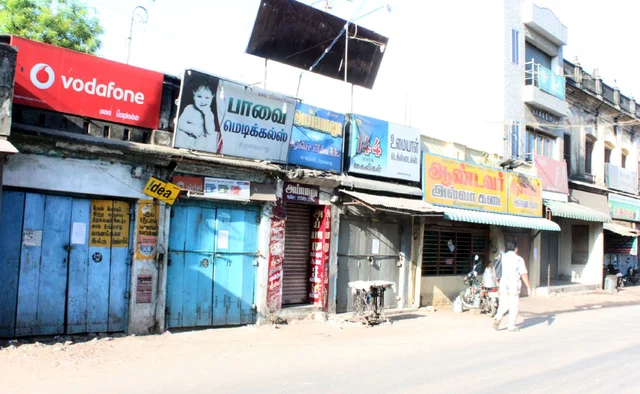 இன்ஸ்பெக்டரை பணிநீக்கம் செய்யக்கோரி வியாபாரிகள் கடையடைப்பு (படங்கள்)