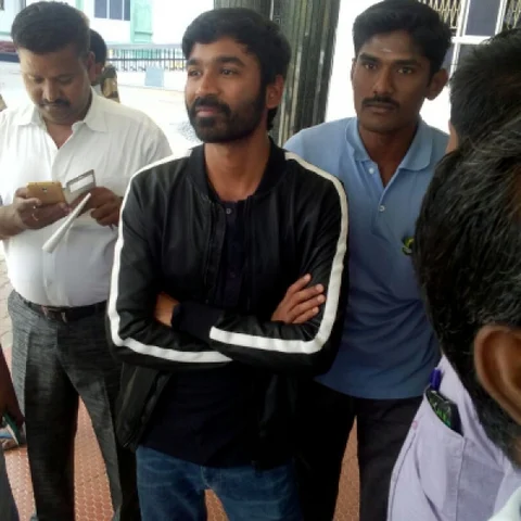 உயர்நீதிமன்ற மதுரைக் கிளையில் ஆஜரானார், நடிகர் தனுஷ்!
