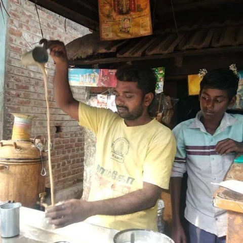 `நான் பண்ணது சின்னதுதான்; அரசு பெரிய முயற்சி எடுக்கணும்!’ - புதுக்கோட்டை டீக்கடை உரிமையாளரின் நேசக்கரம்