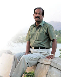சிங்கம் சிலிர்த்து நிற்கும் தீர்த்த ம்லை!