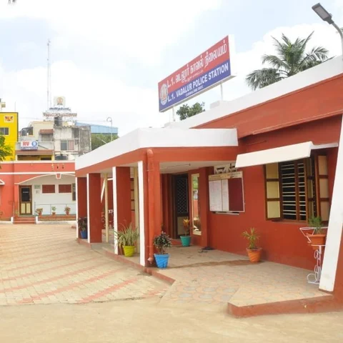 பூங்காவாக மாறிய புதர் மண்டிய காவல்நிலையம் - இன்ஸ்பெக்டர் மாற்றத்தால் வருந்தும் வடலூர்!