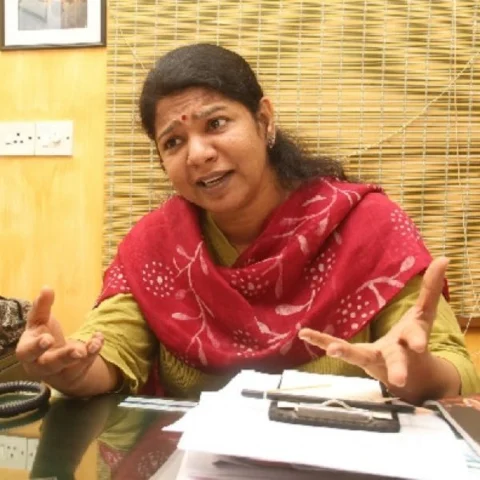 ‘அவர் வாஜ்பாய் போன்றவர்’ -தம்பிதுரையை புகழ்ந்த கனிமொழி
