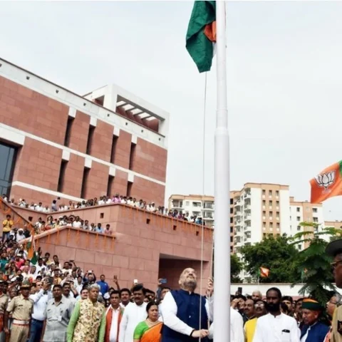தேசியக் கொடியை அமித் ஷா ஏற்றிய விதம்! கலங்கடித்த காங்கிரஸ்; வறுத்தெடுத்த நெட்டிசன்கள் #viralvideo