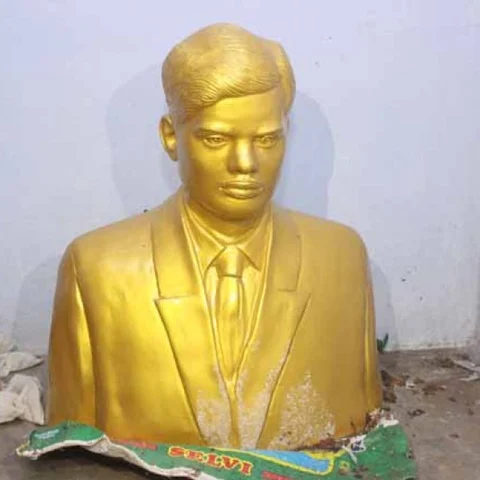 சாக்கு மூட்டையில் கிடத்தப்பட்ட மொழிப்போர் தியாகி வீரப்பன் சிலை... மணிமண்டப திறப்பில் அரசியல்!