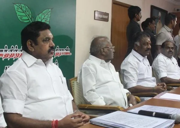 `ஆட்சியைக் கலைப்பது சசிகலா நோக்கம் கிடையாது!' - ஸ்டாலின், எடப்பாடி, தினகரன் முக்கோண மோதலின் பின்னணி