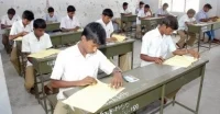 சாலையில் அனாதையாக கிடந்த பிளஸ் 1 விடைத்தாள்கள்!