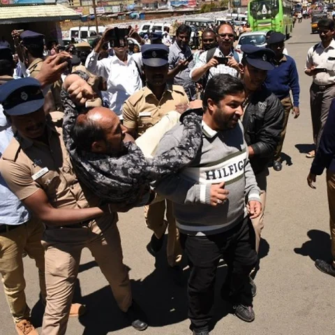 `பொள்ளாச்சி பாலியல் வன்முறைக்கு நீதி வேண்டும்' - தடையை மீறி மறியலில் ஈடுபட்ட த.மு.மு.க-வினர் கைது!