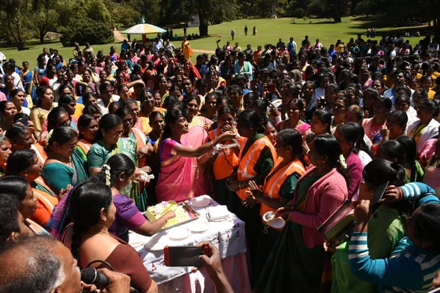 ஊட்டியில் மகளிர் தினக் கொண்டாட்டம் - தூய்மைப் பணியாளர்களுக்கு கேக் ஊட்டி மகிழ்ந்த ஆட்சியர்