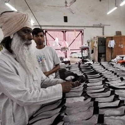 இந்தியாவில் முதலிடம் : 37 கோடி ரூபாய் வருவாய் ஈட்டி தமிழக சிறைக்கைதிகள் சாதனை!